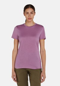 T-shirt a maniche corte, girocollo, di colore viola chiaro, realizzato in tessuto morbido con una texture liscia. Presenta una vestibilità rilassata e nessun motivo visibile.