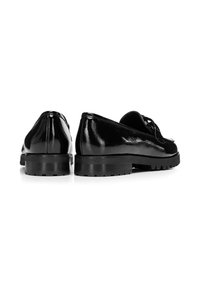 Zwarte lakleren loafers met een ronde neus, decoratieve strik en een gestructureerde rubberen loopzool met een gematigd hakje.