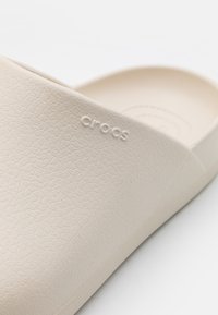 Crocs DYLAN  - Chanclas de baño - offwhite