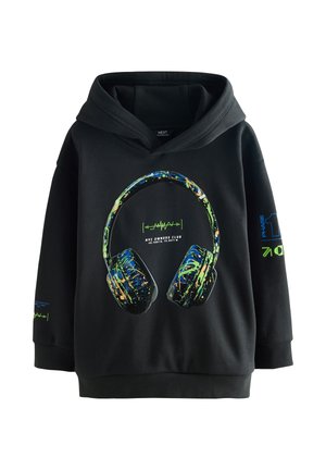 Czarna bluza z kapturem z kolorową grafiką słuchawek z rozpryskami i zielonym wzorem fali dźwiękowej oznaczona napisem „NYC Owners Club” z przodu, niebieskie i zielone nadruki na rękawach.