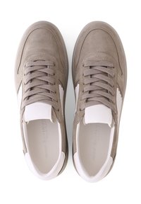 Beige Wildleder-Sneaker mit weißen Akzenten, runder Zehenpartie, flachen Schnürsenkeln und einer strukturierten Oberfläche. Verfügt über ein minimalistisches Design und ein Logodetail.