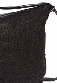 Zwarte geweven leren schoudertas met een gestructureerd oppervlak, voorzien van een platte schouderband en een ritsluiting, met een eigentijds ontwerp.
