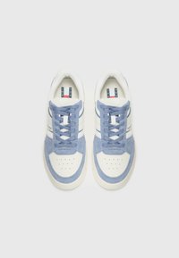 White and light blue sneakers with suede and leather materials, featuring round toe, perforations, and contrasting stripes.