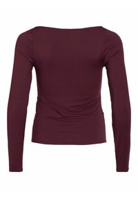 Langarmtop in donker bordeaux stof, met een ronde halslijn en een getailleerd silhouet met subtiele rimpeling aan de zijkanten.