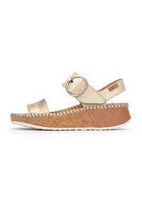 Sandali platform beige con base in sughero, accentuazione in oro metallico sulla punta e una larga cinghia con dettaglio a fibbia rotonda.