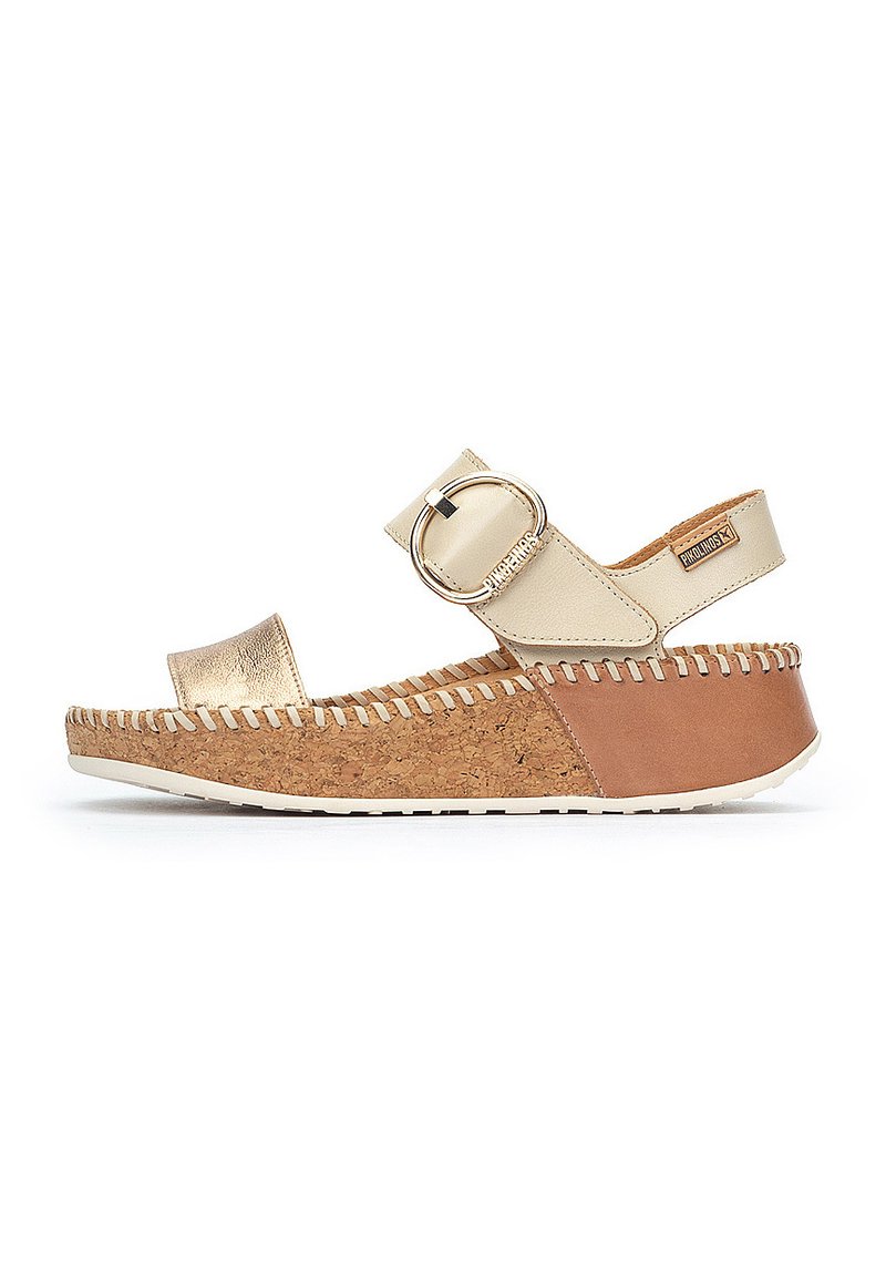 Sandali platform beige con base in sughero, accentuazione in oro metallico sulla punta e una larga cinghia con dettaglio a fibbia rotonda.
