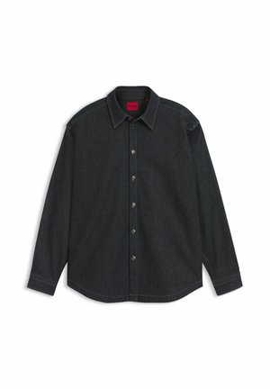 Camicia in denim scuro a maniche lunghe con bottoni, collo e cuciture visibili, con un'etichetta rossa con la scritta "HUGO" all'interno del collo.