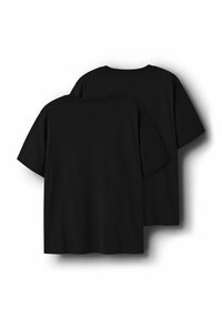 To sorte bomulds-T-shirts med korte ærmer, klassisk rund hals og glat tekstur, vist ryg mod ryg.