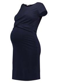 Mörkblå gravidklänning med korta ärmar, vriden framsida, knälång längd och en slät tygtextur.