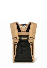 Mochila beige con espalda de malla negra acolchada. Presenta correas ajustables, soporte lumbar con diseño y hebillas laterales. Material suave y duradero.