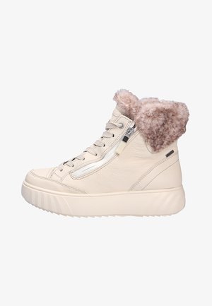 Baskets montantes en cuir blanc avec un col en fourrure beige douce, dotées de lacets et d'une fermeture éclair sur le côté, et d'une semelle en caoutchouc texturé.