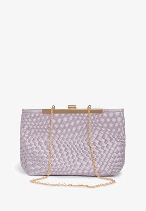 Tkany fioletowy kopertówka o gładkiej fakturze, złote okucia i łańcuszkowy pasek, o prostokątnym kształcie i bezpiecznym zapięciu na zatrzask.
