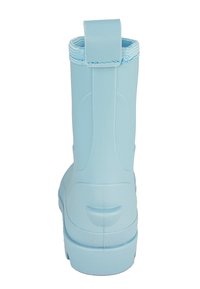 Lichtblauwe rubberen laars met een gladde textuur, ronde vorm en een getextureerde zool. Voorzien van een klein lipje aan de achterkant voor eenvoudig aantrekken.