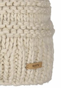 Gehaakte beanie muts in crèmekleur, met een gestructureerd patroon en een klein rechthoekig leren label met de merknaam.