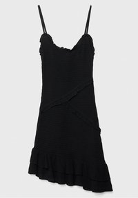 Czarna sukienka bez rękawów z falbanami, teksturowaną tkaniną, asymetrycznym dołem i krzyżującymi się paskami. Prosty fason, bez wzorów i ozdób.