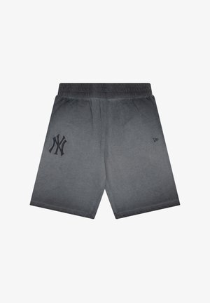 Pantalones cortos de sudadera color gris carbón con cintura elástica, que presentan el logo bordado en negro de los New York Yankees en la pierna izquierda y un pequeño logo de la marca en la derecha.