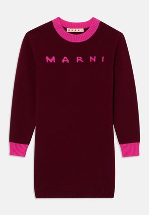 Mörkröd stickad klänning med pink ribbat krage och muddar. Har "MARNI"-logotypen i rosa stickning över bröstet. Långa ärmar, enkel silhuett.