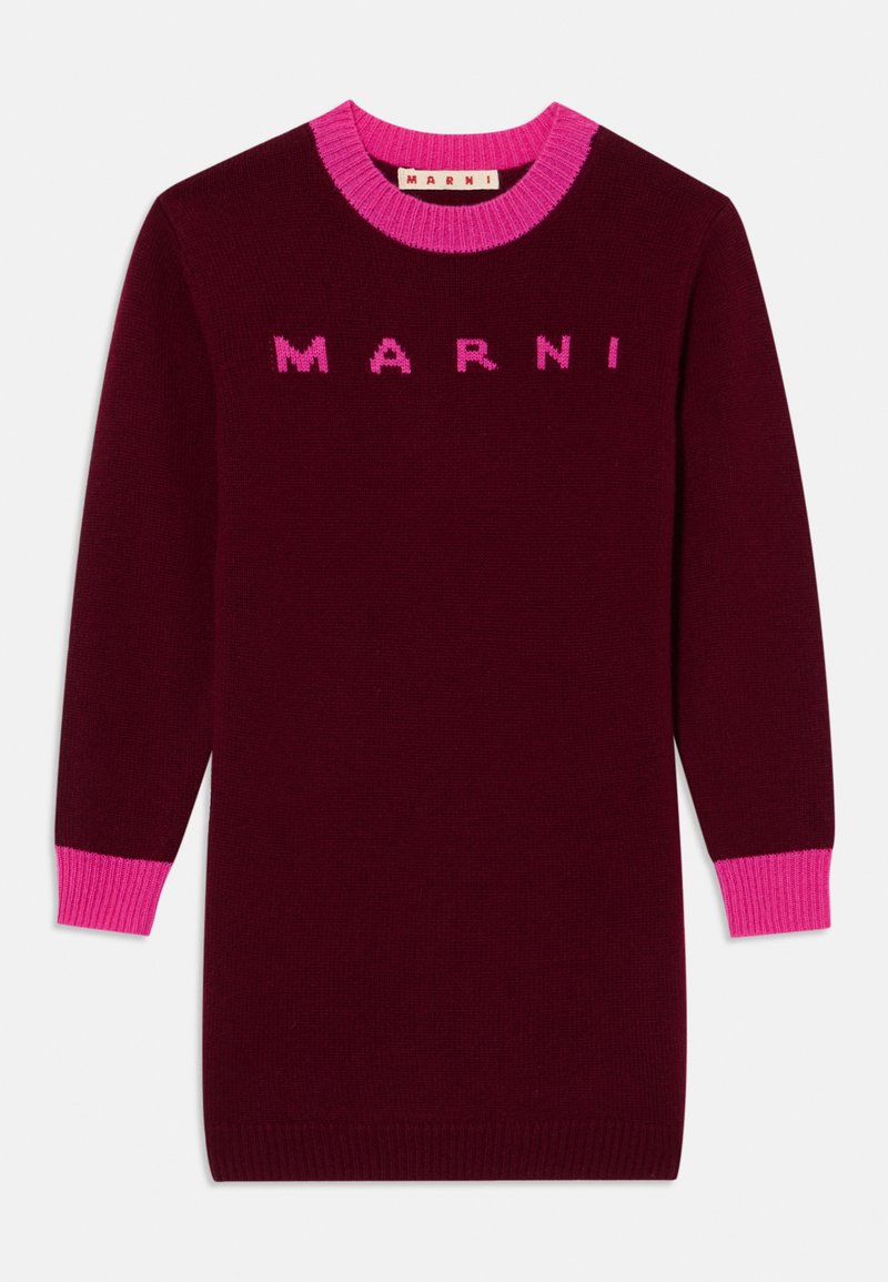 Mörkröd stickad klänning med pink ribbat krage och muddar. Har "MARNI"-logotypen i rosa stickning över bröstet. Långa ärmar, enkel silhuett.