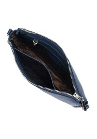 Clutch bag in pelle blu navy con chiusura a zip, dotato di una tasca interna e un esterno strutturato. Dettagli in metallo di colore argento.