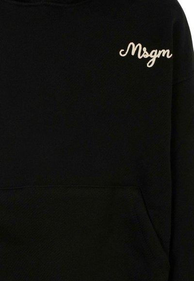 Felpa nera con tasca frontale e logo "Msgm" ricamato di colore chiaro sul lato sinistro del petto. Realizzata in tessuto morbido.