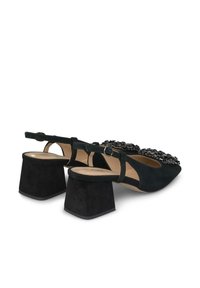 Tacones de ante negros con tacón cuadrado, diseño de tipo slingback y embellishments de cuentas en la parte frontal. Textura suave con punta cerrada.