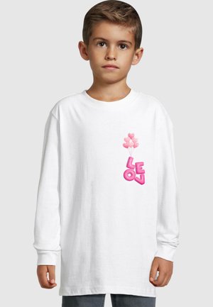 Langärmliges weißes Baumwoll-T-Shirt mit einem grafischen Motiv eines rosa herzförmigen Ballons und dem Text "LEON" in Pink auf der linken Brust.