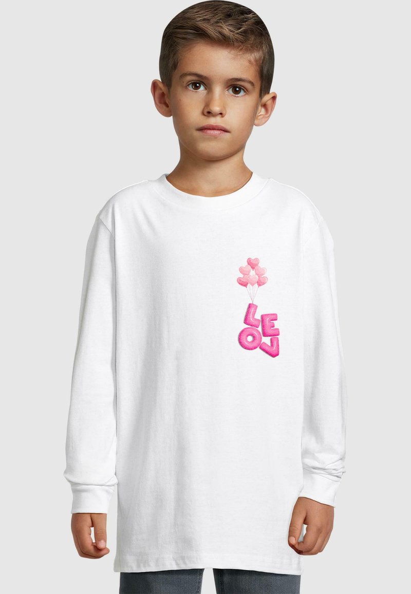 Langärmliges weißes Baumwoll-T-Shirt mit einem grafischen Motiv eines rosa herzförmigen Ballons und dem Text "LEON" in Pink auf der linken Brust.