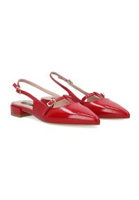 Røde laklæder slingback-sko med spidse tæer, en lille blokhæl og en ankelrem med detaljer i guldfarvet spænde.