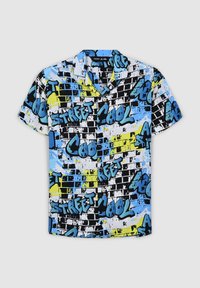 Camicia button-up a maniche corte con un motivo grafico in bianco, nero e blu, con testi "STREET" e "COOL", dettagli gialli, stampata su tessuto leggero.