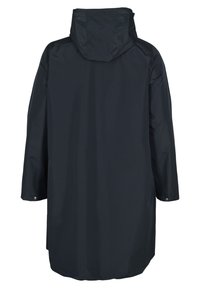Crni kišni kaput od laganog, vodoodpornog materijala. Ima kapuljaču, duge rukave i malo duži, ležeran kroj.