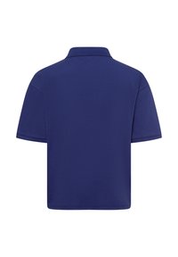 Marineblauwe polo met een klassieke kraag en korte mouwen. Zachte textuur, rechte snit en een eenvoudig ontwerp zonder zichtbare logo's of patronen.