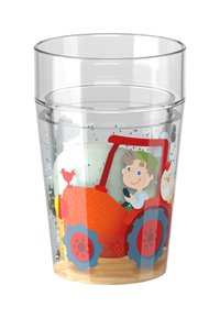 Transparenter Kunststoffbecher mit einer bunten Illustration eines Jungen, der einen roten Traktor mit blauen Rädern fährt, umgeben von Bauernhoftieren.