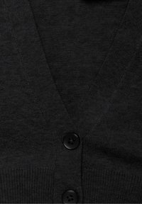 Cárdigan negro de punto con diseño de escote en V, que presenta cuatro grandes botones negros en el frente y una tela suave y texturizada.