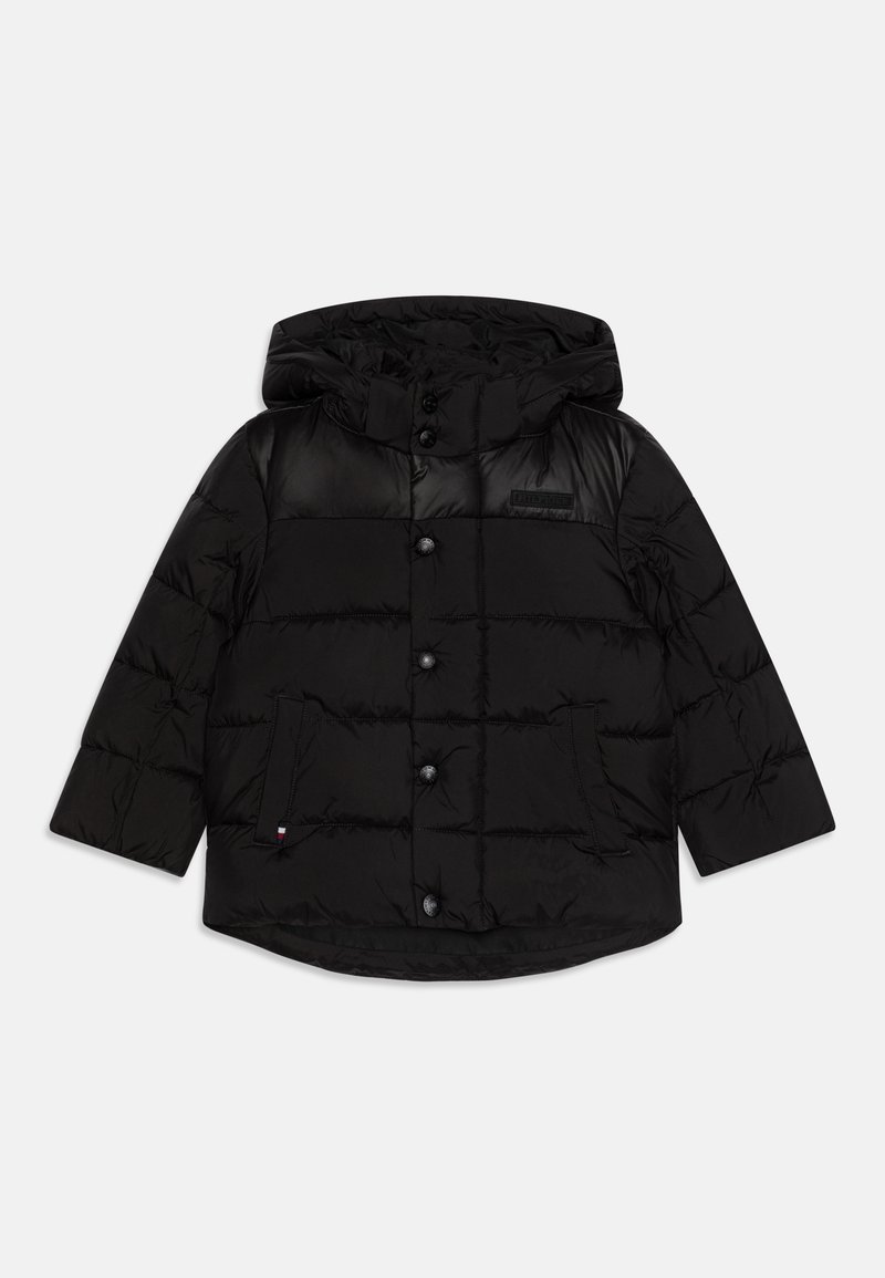 Veste noire matelassée à capuche avec boutons sur le devant, deux poches et manches longues, conçue pour le temps froid.