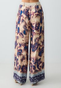 Wijde broek gemaakt van lichtgewicht stof, met een beige basis en blauwe en burgundy paisleypatronen, en een gladde tailleband.