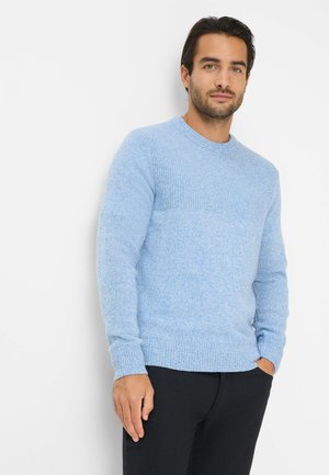 Hellblauer Strickpullover mit Rundhalsausschnitt und gerippten Bündchen. Besitzt ein strukturiertes Muster und einen leicht kontrastierenden oberen Abschnitt.