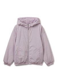 Veste à capuche lilas clair avec fermeture éclair sur le devant, deux poches latérales, poignets et ourlet élastiques, et doublure en polaire douce à l'intérieur de la capuche.