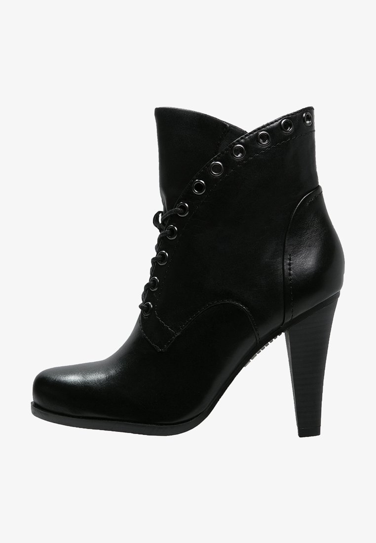 Botín negro de cuero con tacón alto, cierre con cordones en la parte delantera y ojales metálicos decorativos en el borde, con una textura suave y puntera redondeada.