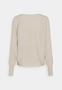 Beige geripptes Strickpullover, leicht verkürzt mit langen, weiten Ärmeln und einem abgerundeten Ausschnitt. Weiche Textur mit minimalen Designdetails.