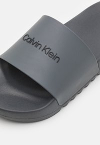 Calvin Klein CHUNKY POOL SLIDE - Papuci - grey