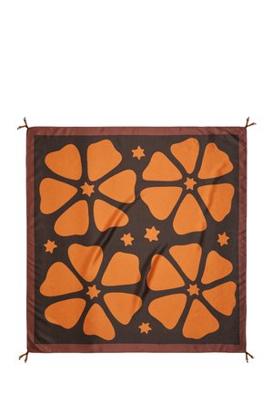 Kwadratowa apaszka z dużymi pomarańczowymi kwiatowymi wzorami i małymi gwiazdkami na ciemnobrązowym tle, obramowana w odcieniu czerwono-brązowym z koralikowymi chwostami na rogach.