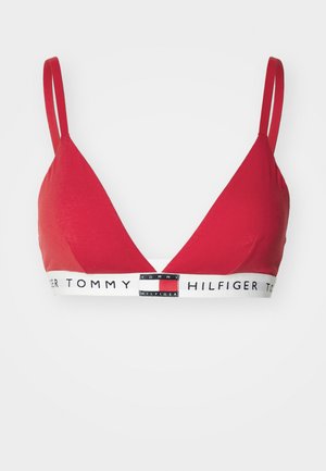 Roter, dreieckiger Bralette aus weichem Stoff, mit dünnen Trägern und einem kontrastierenden weißen elastischen Band mit Logotext.
