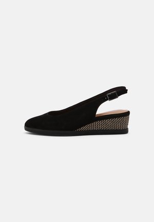 Chaussure compensée à bride arrière en daim noir avec bride réglable à boucle et talon moyen tressé texturé.