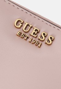Guess LAUREL  - Denarnica - rosewood