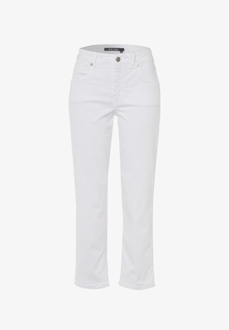 Weiße Jeans mit geradem Bein, ausgestattet mit Fronttaschen, einem Knopfverschluss und einem Etikett am Bund. Glatte Textur.