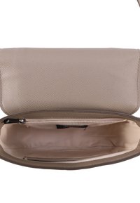 Borsa a tracolla in pelle beige texture con chiusura a pattina, dotata di un interno foderato e un piccolo taschino con zip. Design minimalista con colore neutro.