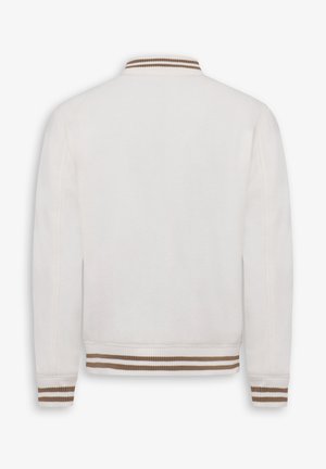 Biała bawełniana kurtka bomberka z prążkowanym kołnierzem i mankietami, z brązowymi paskami wzdłuż kołnierza i dolnej krawędzi.