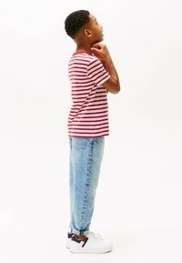 Tommy Hilfiger ESSENTIAL TEE UNISEX - Camiseta básica - primary red white breton