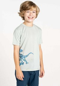 Hellgraues T-Shirt mit kurzen Ärmeln, das ein blaues Dinosaurier-Design auf der unteren Vorderseite zeigt. Weiches, atmungsaktives Material, das sich gut für Sportbekleidung eignet.