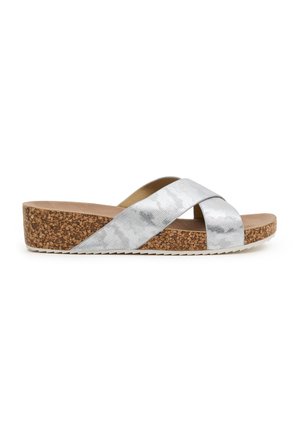 Sandalias deslizantes de banda cruzada plateadas con una suela de plataforma de corcho y un acabado texturizado, que presentan una plantilla beige suave y una suela blanca antideslizante.